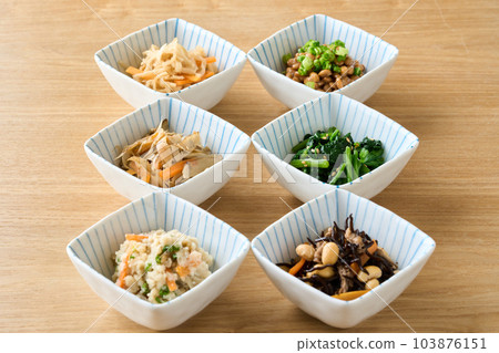 各種配菜盛在小碗裡 103876151