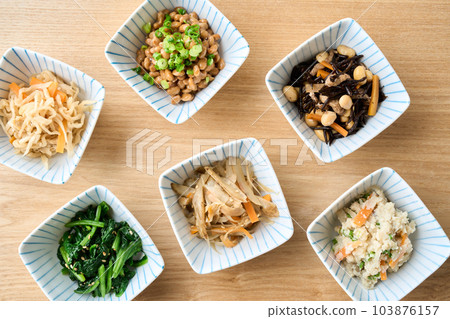 各種配菜盛在小碗裡 103876157