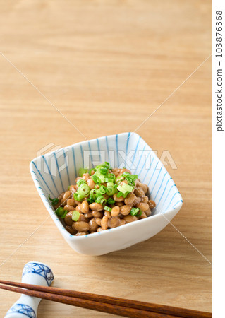 納豆裝在一個小碗裡 納豆裝在一個小碗裡 103876368