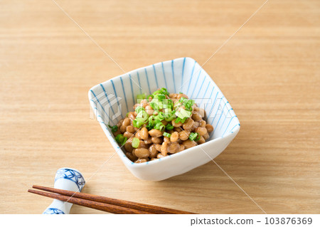 納豆裝在一個小碗裡 103876369