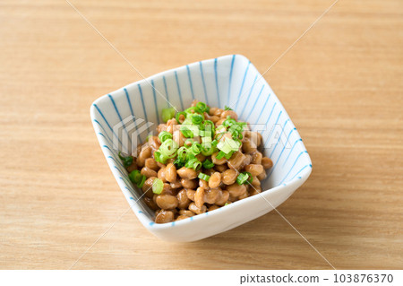 納豆裝在一個小碗裡 納豆裝在一個小碗裡 103876370