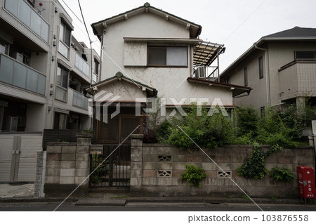 Old Japanese wooden two-story house/small house/detached house/ 103876558