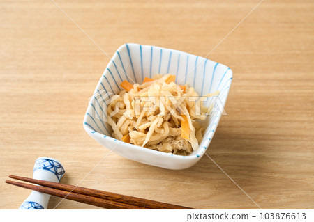 煮熟的蘿蔔乾放在一個小碗裡 103876613