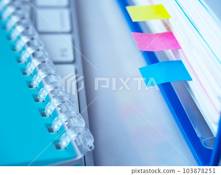 桌上的筆記本、文件和鍵盤 103878251