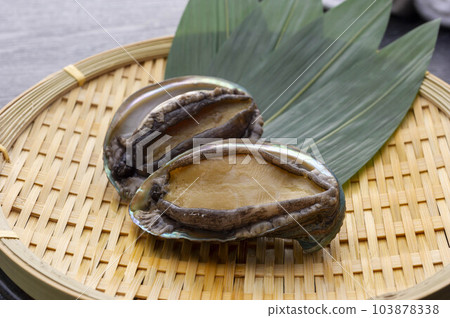 漏勺上新鮮美味的鮑魚 漏勺上新鮮美味的鮑魚 103878338