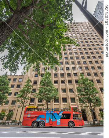 Roofless double-decker sightseeing bus [SKY BUS TOKYO] that goes around sightseeing spots in Tokyo 103879356