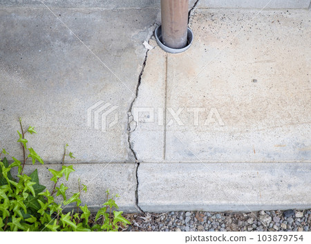 Cracks in concrete 103879754