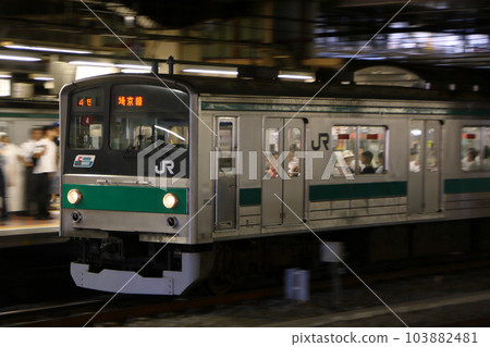 [ZH] 到達新宿站的埼京線 205 系列列車（2013 年） 103882481