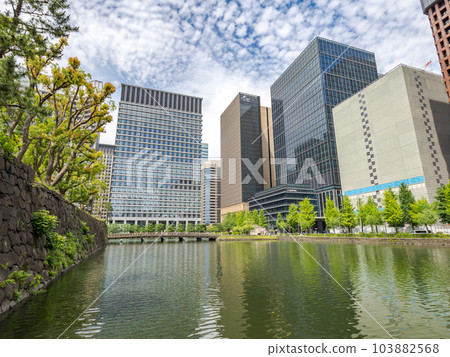 從皇宮護城河看東京城市景觀天空和市中心建築 103882568