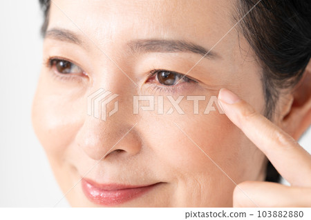 中年女人眼睛周圍 103882880