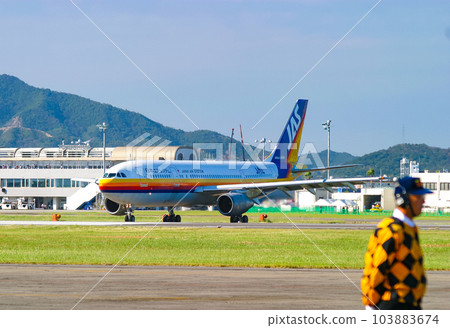 客機駛向跑道 103883674