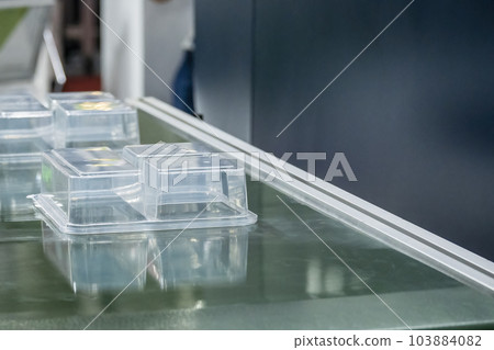The box container part manufacturing process by injection machine. 103884082