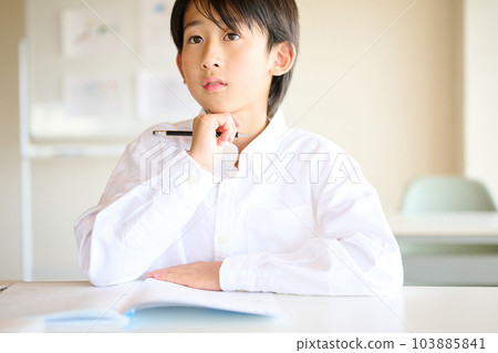 小學男孩學習 小學男孩學習 103885841