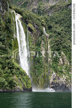 Milford Sound / Piopiotahi / Milford Sound Milford Sound / Piopiotahi / Milford Sound 103886298