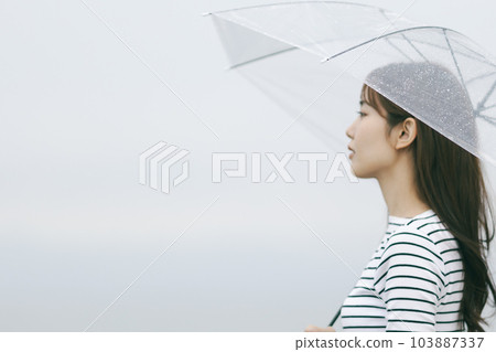 一個女人打著傘 103887337