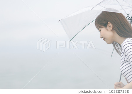 一個女人打著傘 103887338