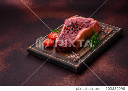 Fresh juicy raw new york beef steak with salt, spices and herbs 103889098