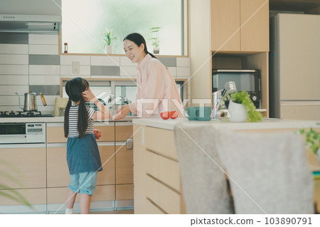 廚房 父母和小孩 親子 103890791