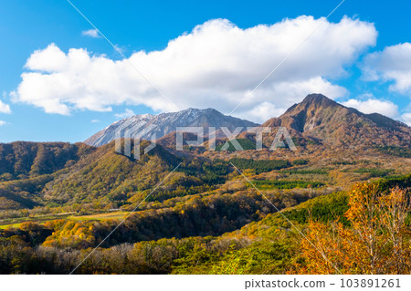 從Kijodai觀景台看Hiruzen Daisen Skyline秋葉 從Kijodai觀景台看Hiruzen Daisen Skyline秋葉 103891261