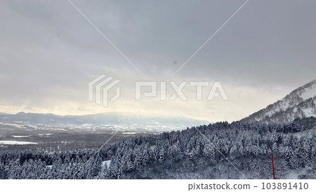 Snow mountain and dark sky at Niseko Grand Hirafu ski resort 103891410