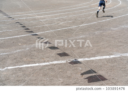 Foot race at sports day 103891476