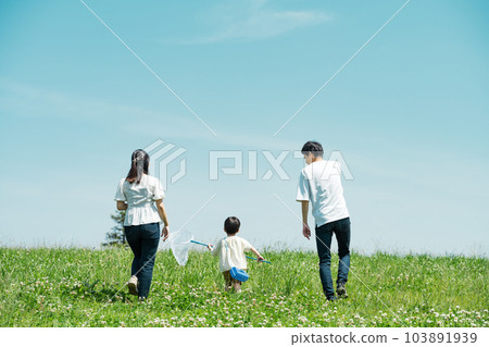 家人在公園散步 家人在公園散步 103891939