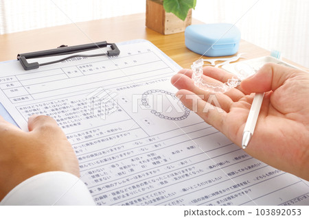 解釋牙科護理中使用的喉舌的牙醫 103892053