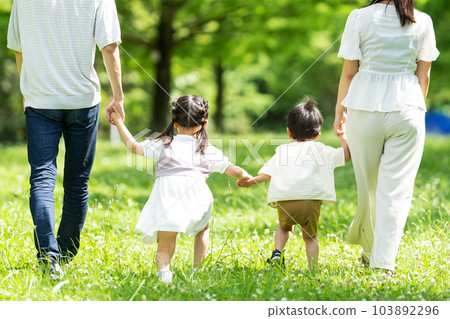 一家人手牽手走 103892296