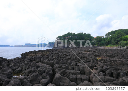 This is the beautiful coastal scenery of Seogwipo, Jeju Island. 103892357
