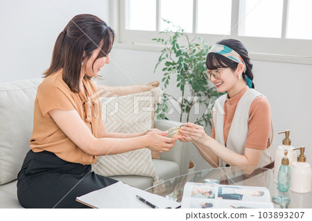 在美容院/美髮沙龍購買產品的女性和美髮師/造型師 103893207