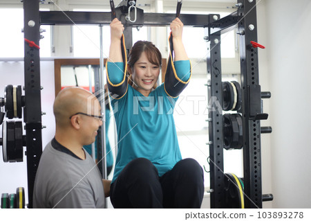 woman receiving personal training 103893278