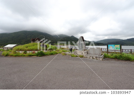 日本最西端的水壩名倉水壩和大本山的紀念碑(沖繩縣石垣市) 日本最西端的水壩名倉水壩和大本山的紀念碑(沖繩縣石垣市) 103893947