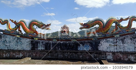 台灣廟宇建築常在屋頂上使用雙龍搶珠的剪黏作為裝飾 103894079