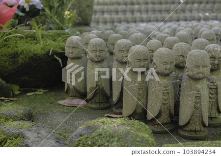 長谷寺水子地藏一字排開 長谷寺水子地藏一字排開 103894234