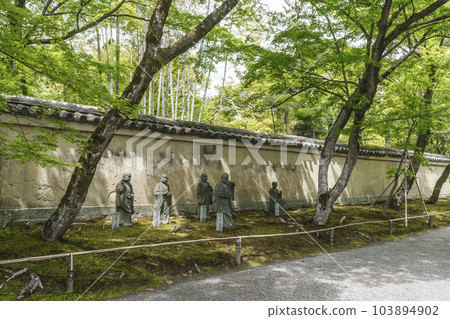 京都府嵐山天龍寺寶嚴院外壁內排列的羅漢像 103894902