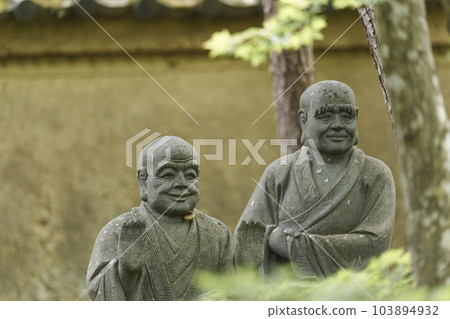 Hogon-in Temple Arashiyama, Kyoto Shishiku Garden, Rakan statues lined up in front of the earthen wall 103894932
