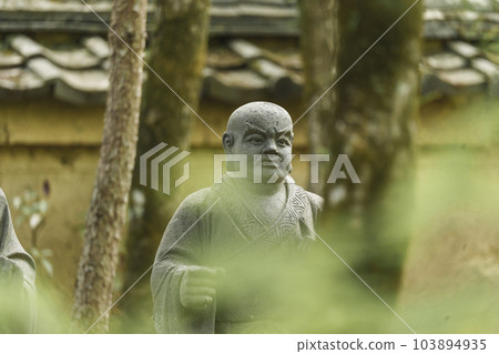 Hogon-in Temple Arashiyama, Kyoto Shishiku Garden, Rakan statues lined up in front of the earthen wall 103894935