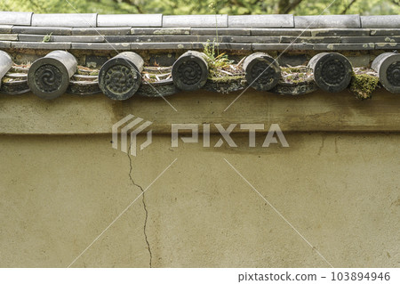 Kyoto Arashiyama Hogon-in Shishiku garden tiled wall 103894946