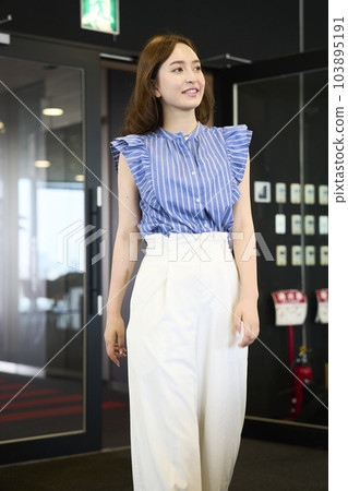 Fashionable woman going to the office Fashionable woman going to the office 103895191