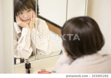 化妝女人的鏡子肖像（擔心的表情） 103895268