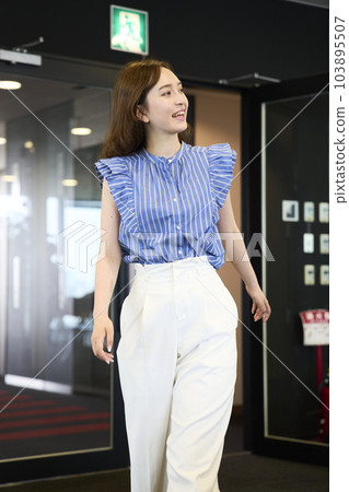 去辦公室的時髦的女人 103895507