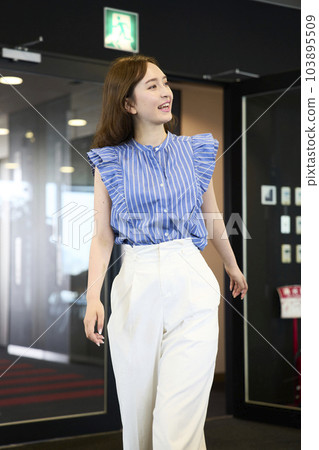 去辦公室的時髦的女人 103895509