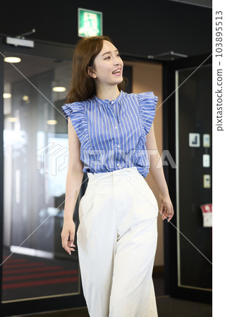 Fashionable woman going to the office Fashionable woman going to the office 103895513