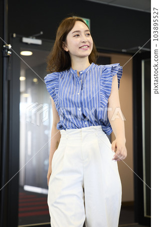 去辦公室的時髦的女人 103895527