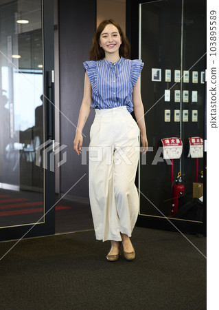 Fashionable woman going to the office 103895589