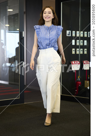 Fashionable woman going to the office Fashionable woman going to the office 103895600