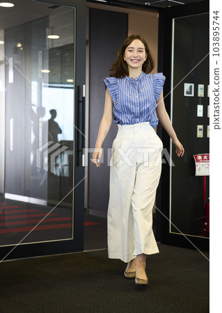 Fashionable woman going to the office Fashionable woman going to the office 103895744