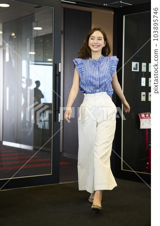 Fashionable woman going to the office Fashionable woman going to the office 103895746