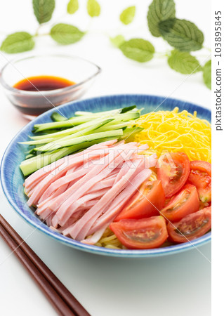 chilled Chinese noodles  103895845