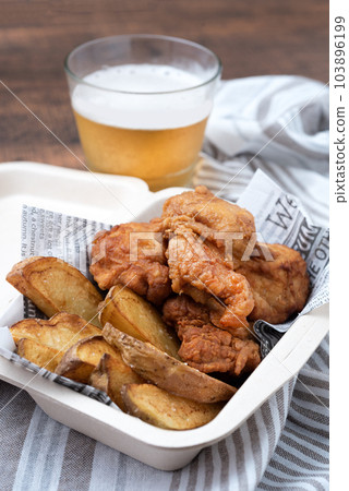 炸雞、土豆和啤酒垂直位置 103896199